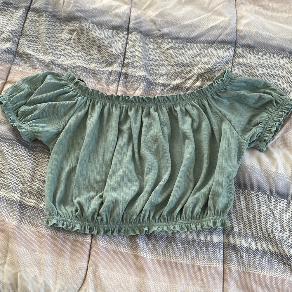 H&M ✨NWT✨light green crop top